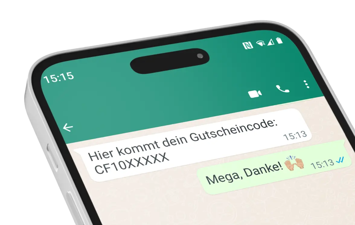 Ein Smartphone-Bildschirm zeigt einen Chatverlauf mit einem Gutscheincode und einer Dankesnachricht. Ein Smartphone-Bildschirm zeigt einen Chatverlauf mit einem Gutscheincode und einer Dankesnachricht.